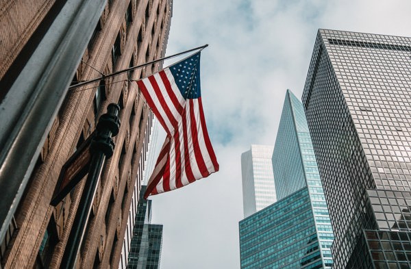 Det amerikanske flagget på stang på en bygning i New York