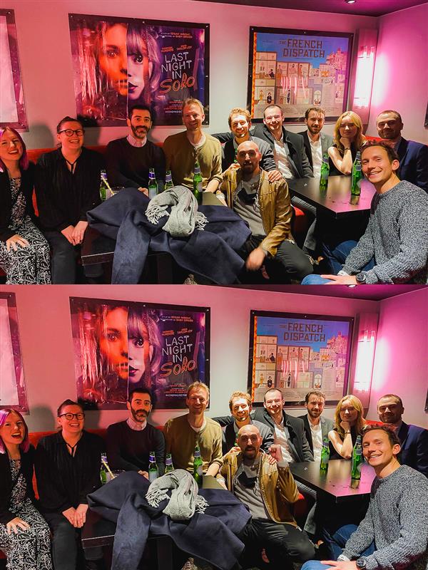 Gruppebilde fra premieren hvor alle sitter samlet i en sofa