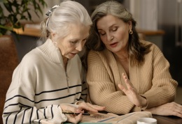 To eldre kvinner løser kryssord sammen