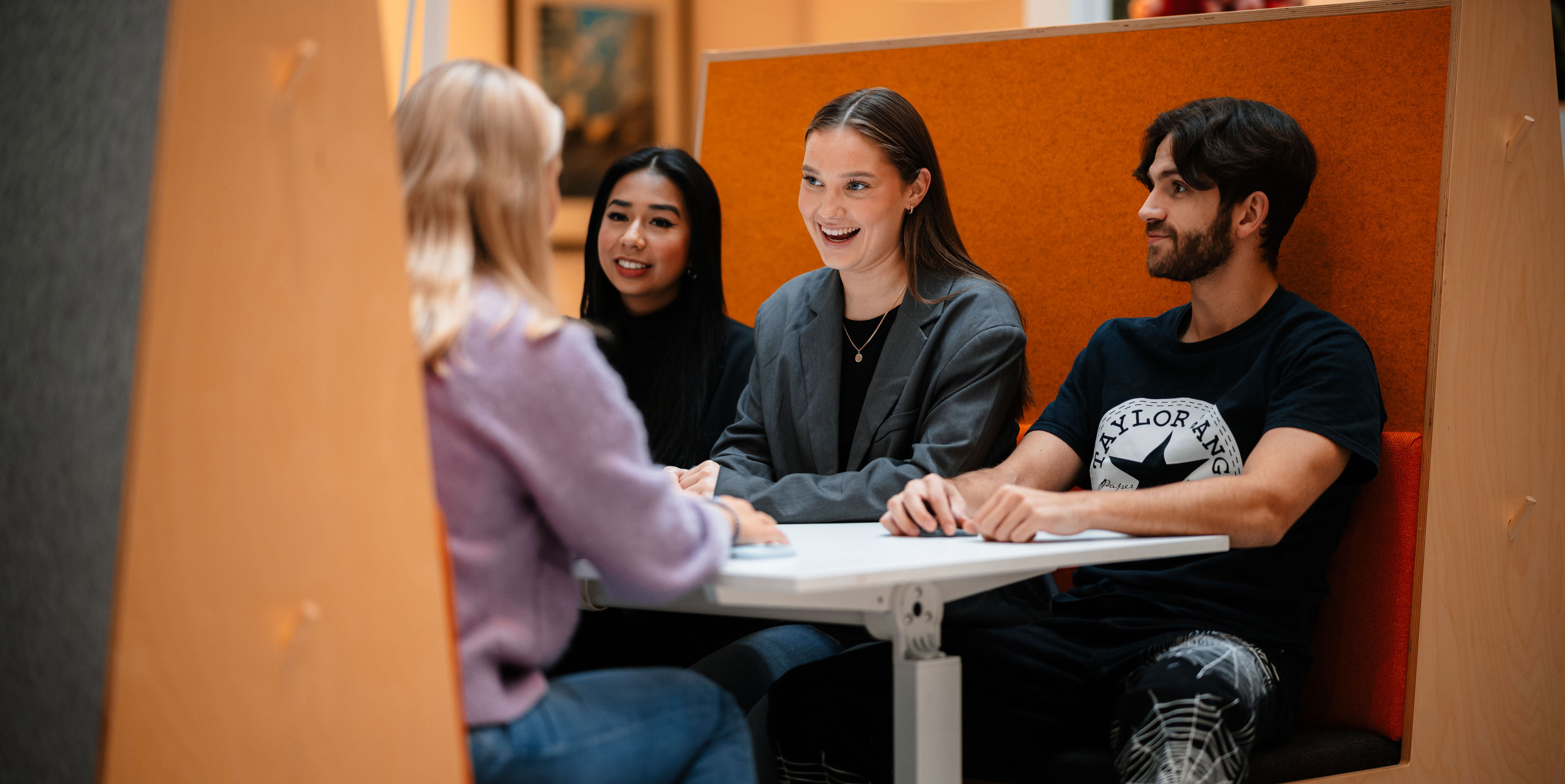 Studentgruppe snakker sammen.