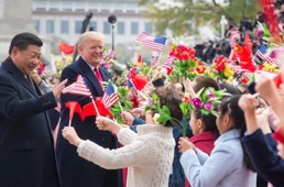 Presidenten av Kina, Xi Jinping, og presidenten av USA, Donald Trump, møter et folkehav av barn med flagg og blomster
