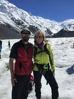 Foto av mann og kvinne på en isbre.