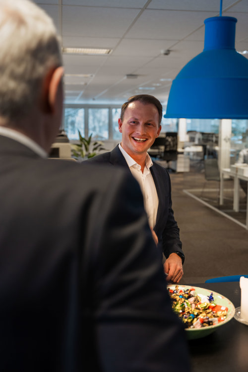 Foto av Christoffer i kantinen.