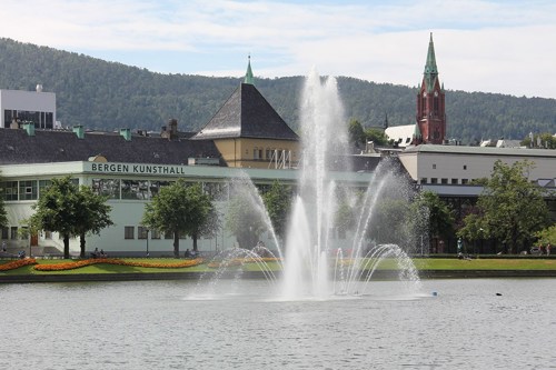 Foto av fontenen i Lille Lungegårdsvann.