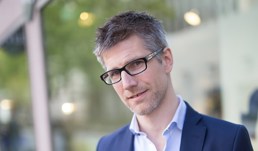 Portrettbilde av daglig leder i Shortcut, John Eivind, i briller og dress.