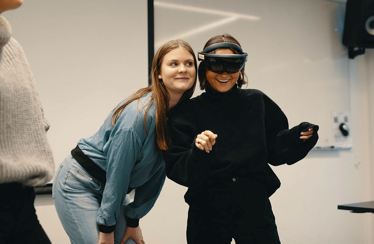 Foto av to kvinner som tester et par VR-briller.