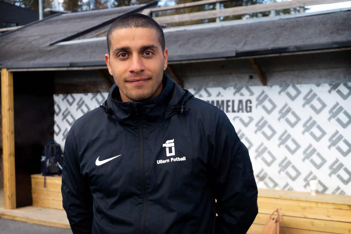 Muslim Razzaq i treningstøy på trenerområdet til fotballbanen på Ullern