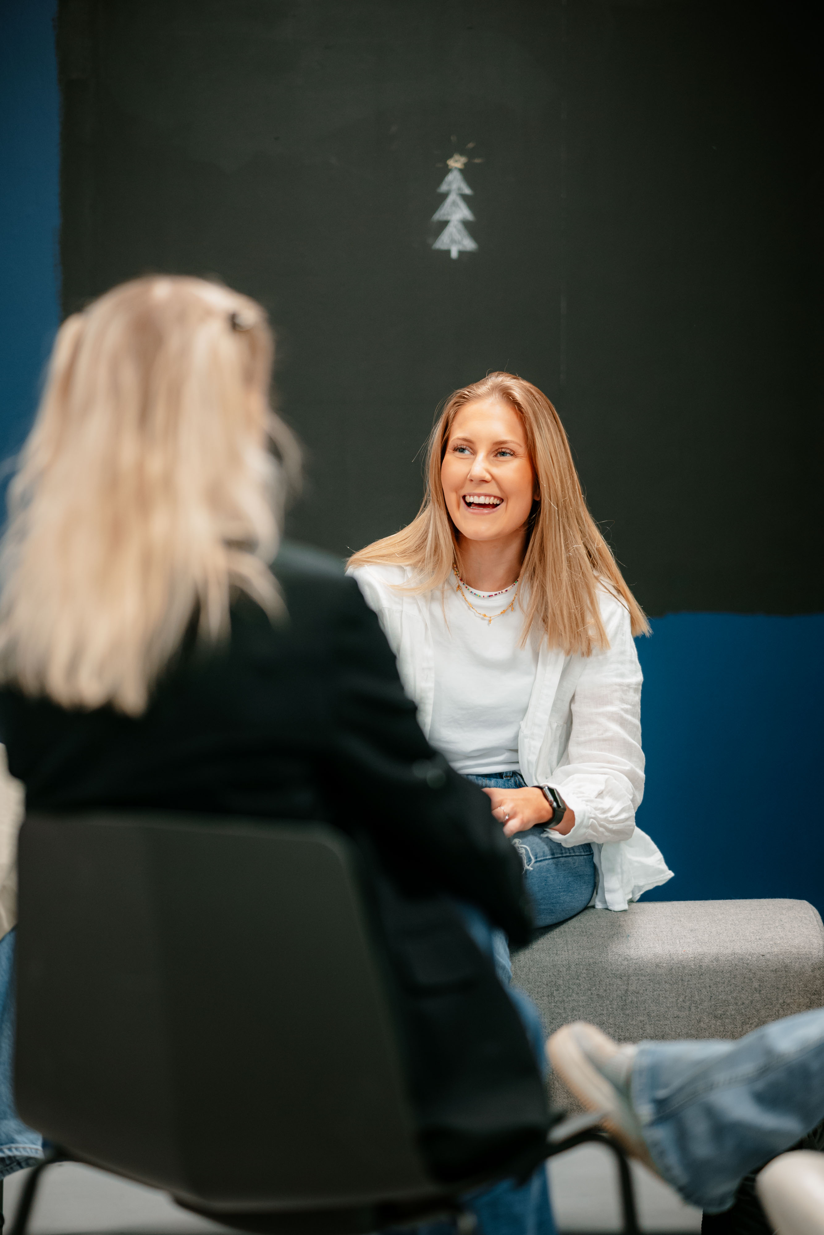 Studenter sitter rundt bord.