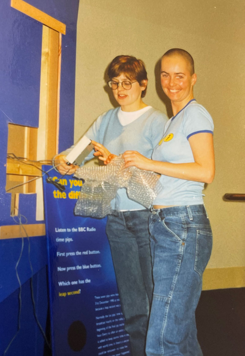 To ansatte rigger til en fysisk utstilling på 90-tallet.