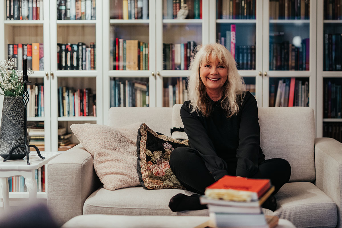 Bilde av Marit som sitter hjemme i sofaen sin