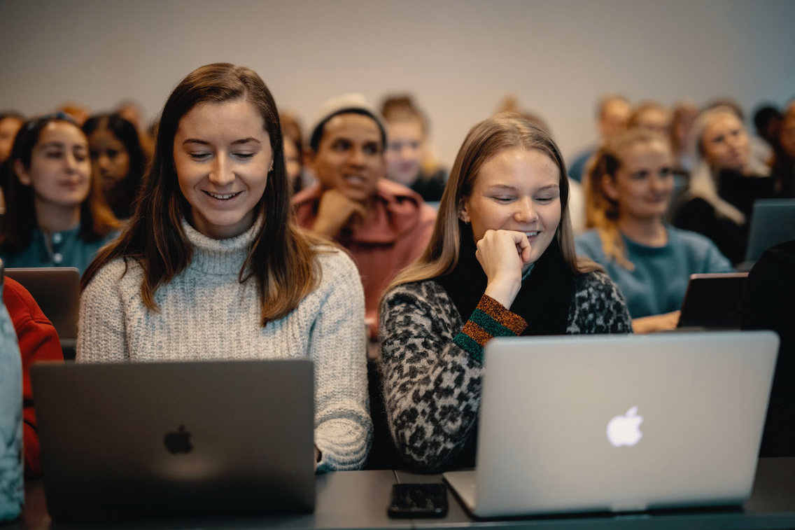 studenter på hr og personalledelse i klasserom