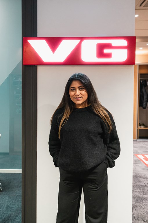 Bilde av Astri foran VG-logoen