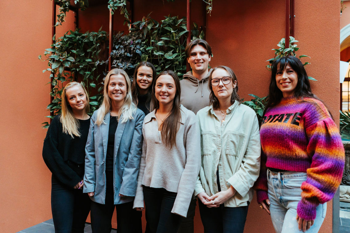 Seks masterstudenter ved anvendt folkehelsevitenskap er oppstilt for gruppebilde i Ernst hage. 