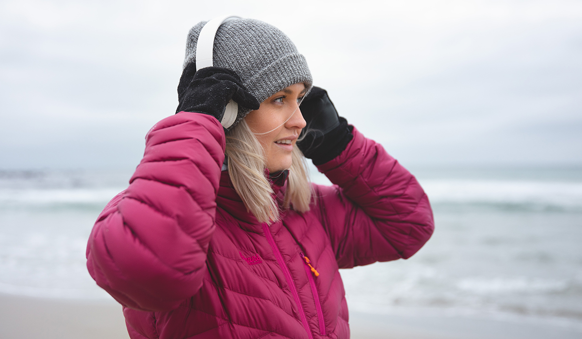 Foto av Genette ute i varme klær og høretelefoner.