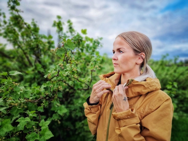 Maria Skjærvik står mellom trær.