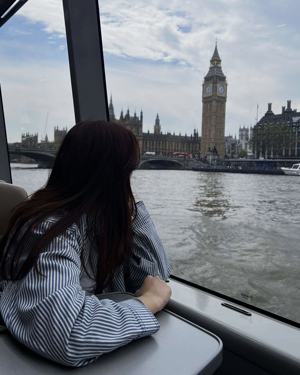 Marthea inne i en båt mens huns ser ut over Themsen og Big Ben.