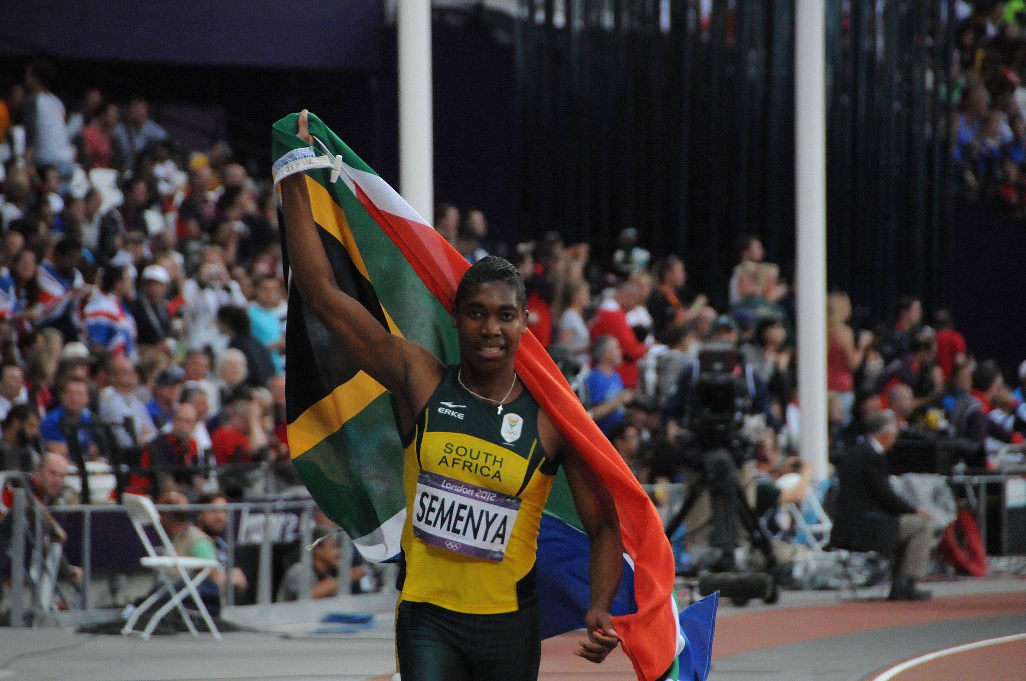  Friidrettsutøver Caster Semenya på løpebanen med sørafrikansk flagg
