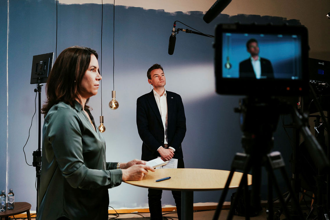 Foto av en mann og en kvinen i ett film studio