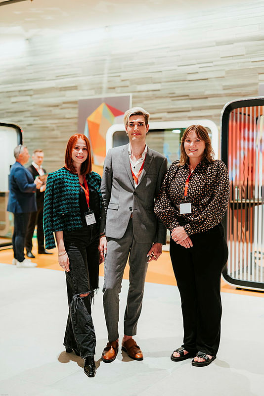 De tidligere designstudentene Anne-Mette Duane Andersen, Stian Gutrud og Marte Bratt Andøl foran sin installasjon utarbeidet for Framery. 