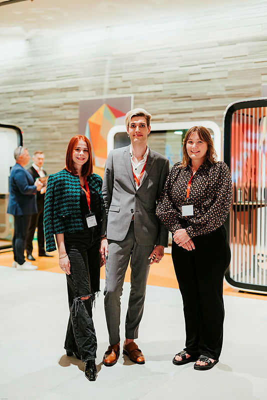 De tidligere designstudentene Anne-Mette Duane Andersen, Stian Gutrud og Marte Bratt Andøl foran sin installasjon utarbeidet for Framery.