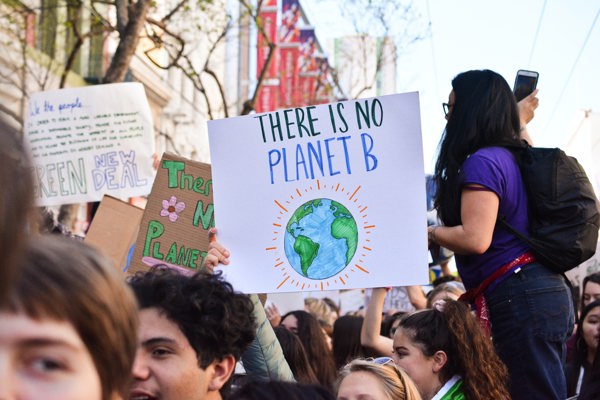 Klimademonstrasjon med plakat  hvor det står "there is no planet B"