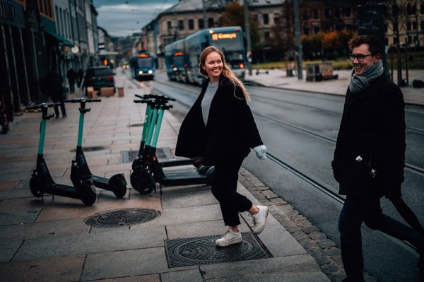 Kvinnelig og mannlig student som krysser gaten.