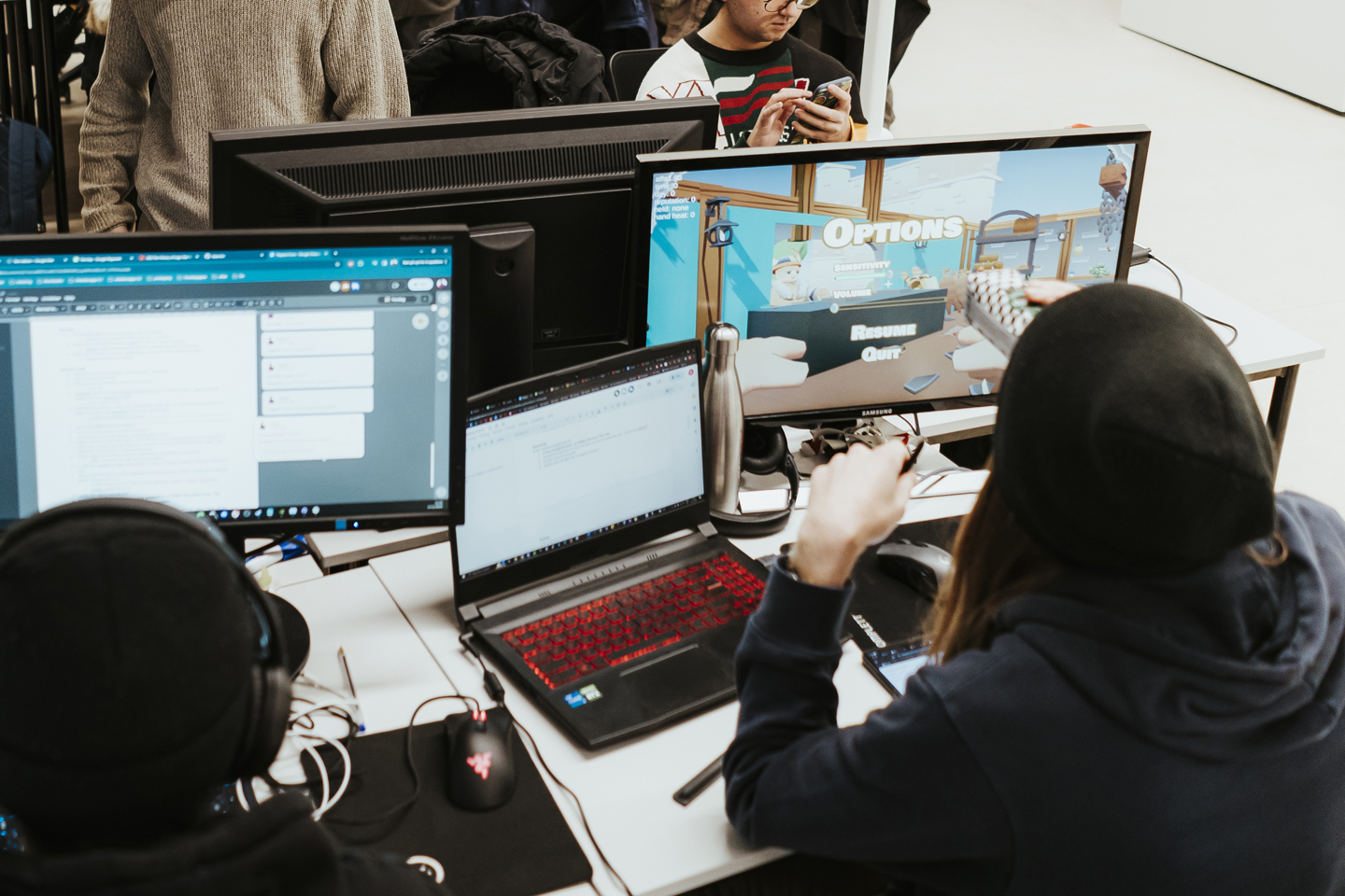 Studenter i spilldesign og 3D-grafikk ved Bachelor i computer arts jobber på PC-er.