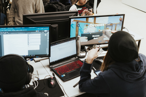 Studenter i spilldesign og 3D-grafikk ved Bachelor i computer arts jobber på PC-er.