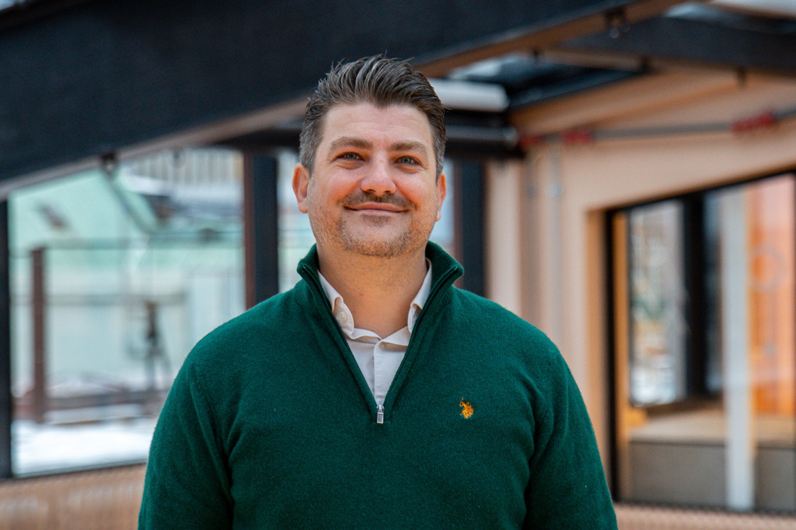 Portrett av Kenan på campus