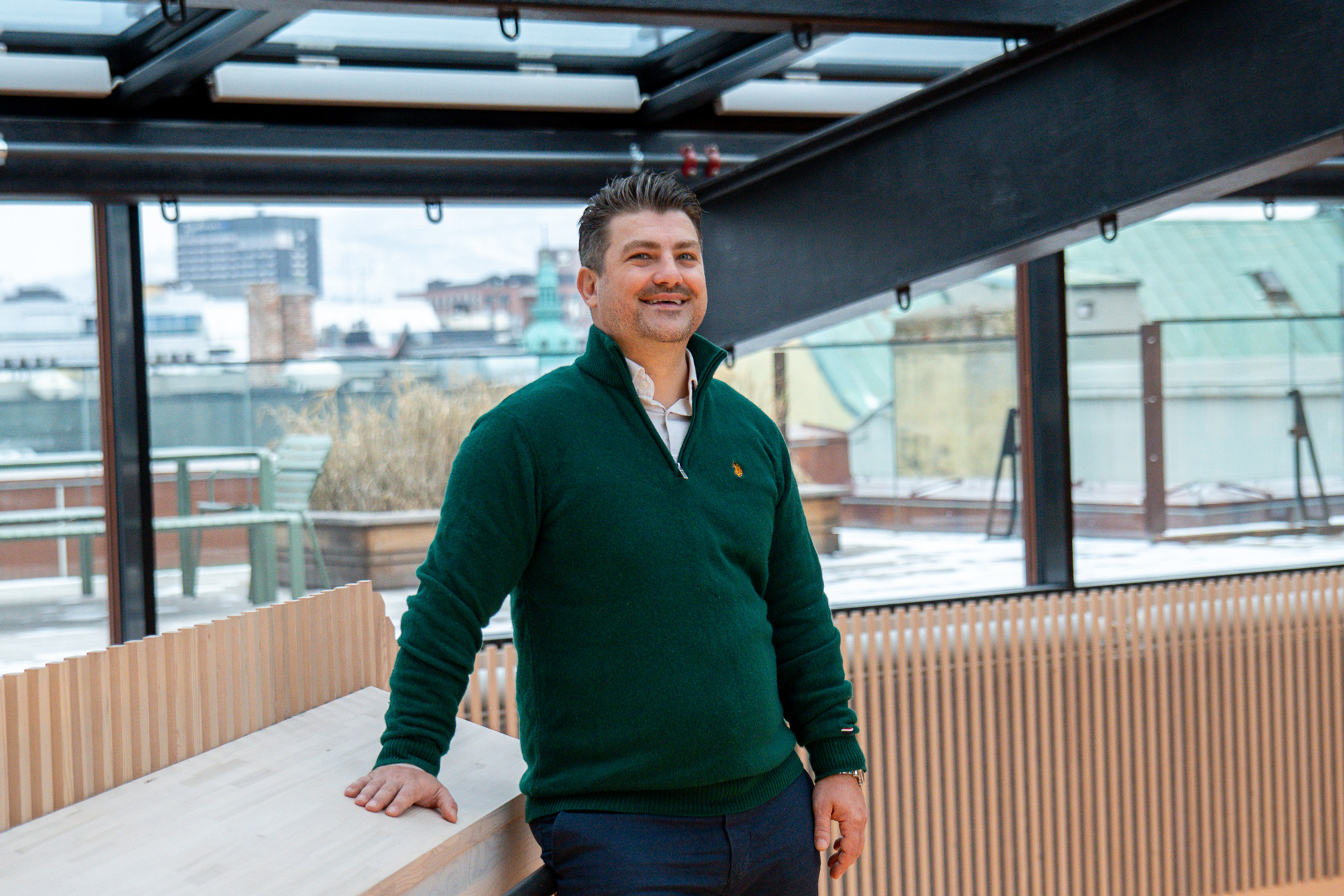 Kenan står i øverste etasje på Kristiania sin campus