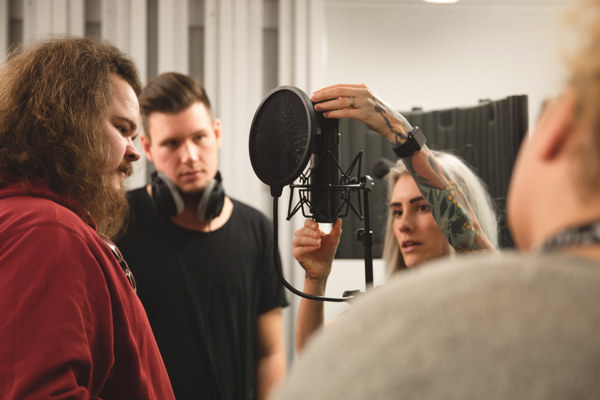 Faglærer Ida Iki står i studio sammen med tre studenter på Musikkdesign.