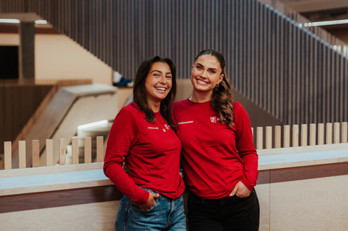 To studentambassadører står klare til å svare på spørsmål om Kristianias studier