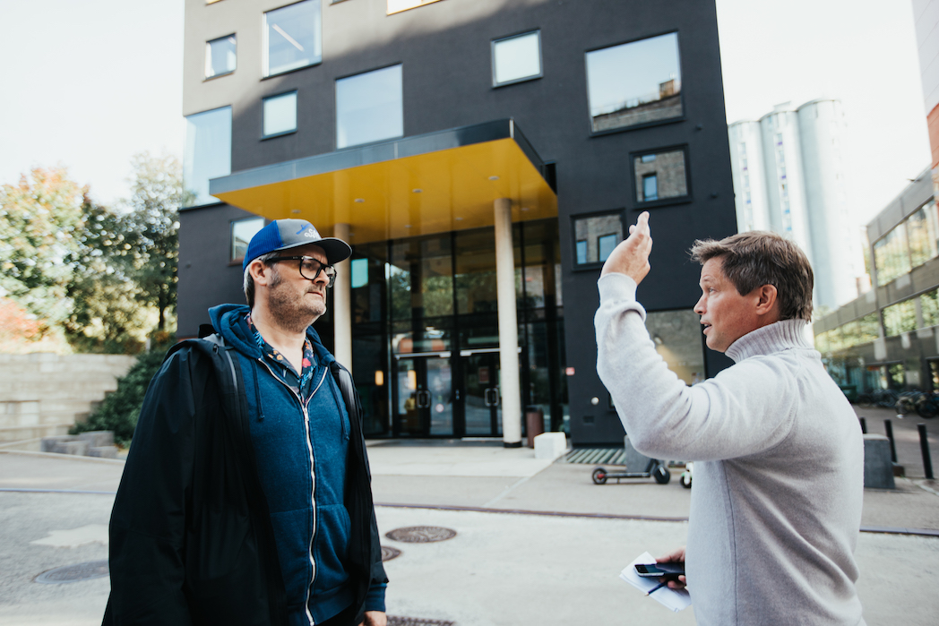 Leif Holst Jensen og Thomas Seltzer står utenfor Høyskolen Kristianias undervisningbygg Vulkan. 