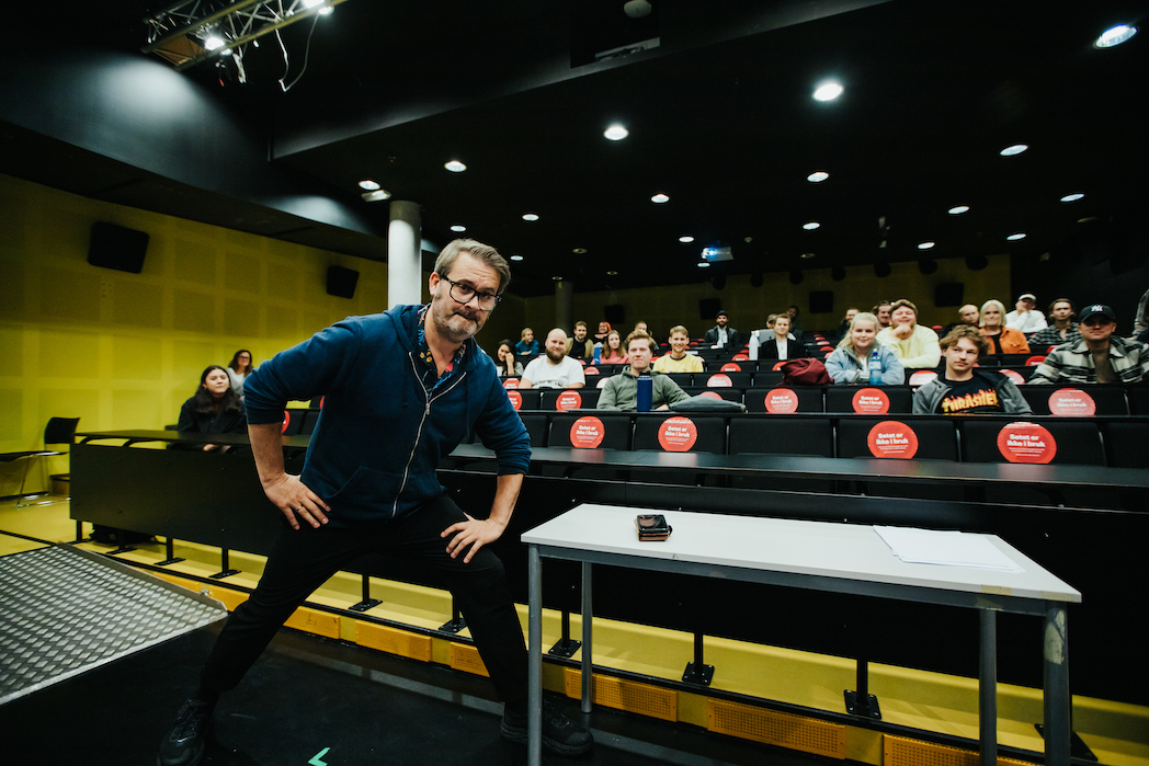Thomas Seltzer står foran bachelorstudentene på film og TV.