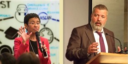 Bilde av de to journalistene Maria Ressa og Dmitrij Muratov på hver sin talerstol.