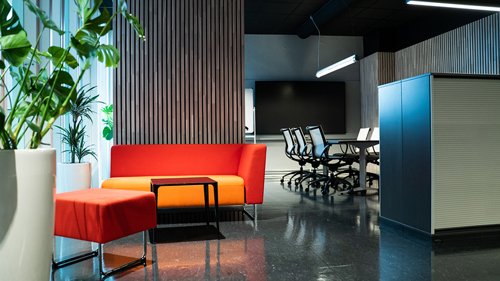 Rom med arbeidssoner, møtelokaler og sosial sone.