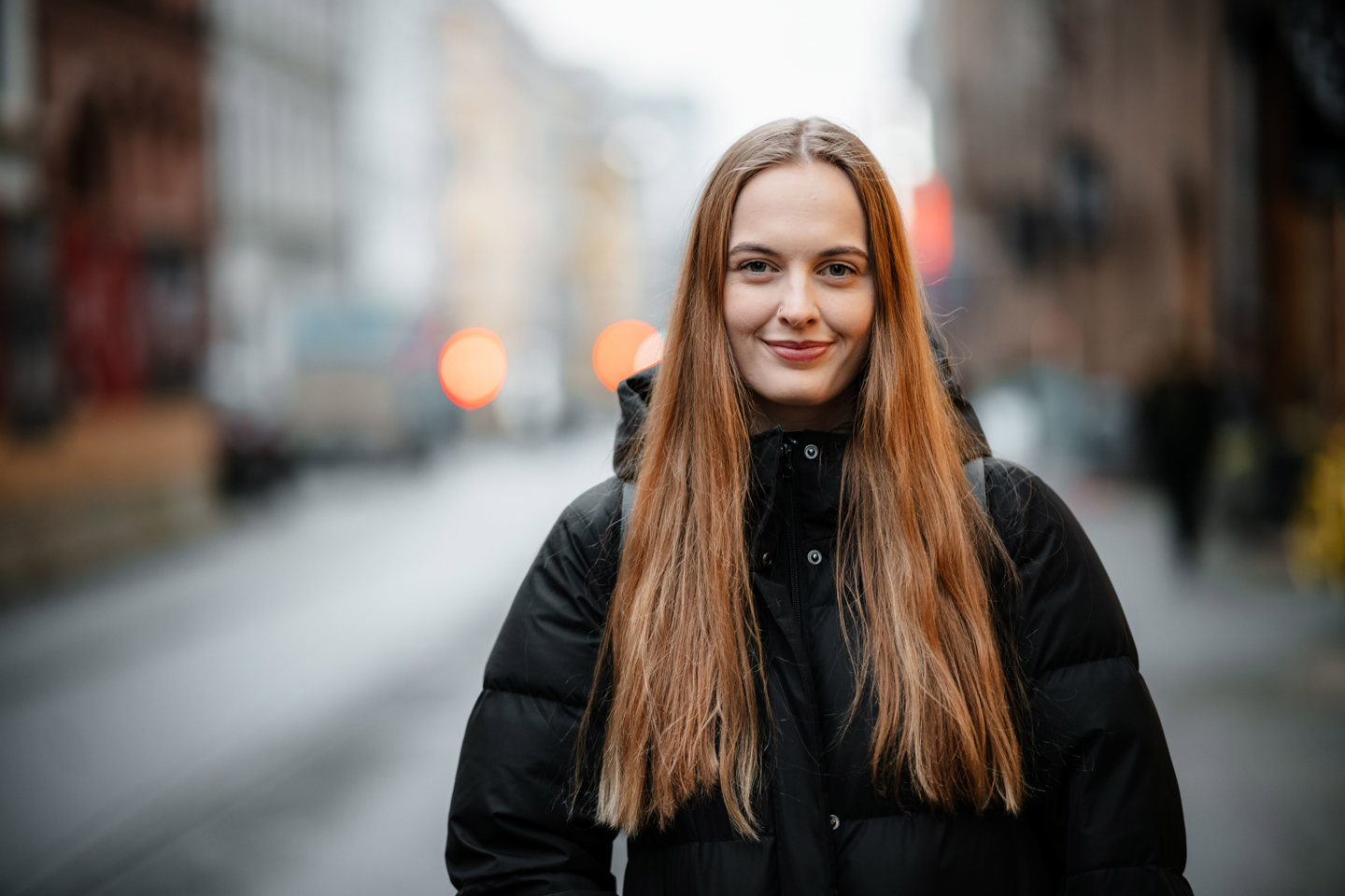 Benedicte Wang smilende ute på gaten