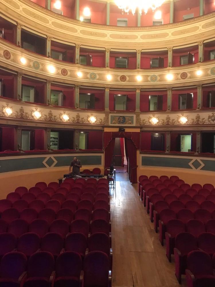 Innsiden av teaterbygning i Italia, sal uten publikum