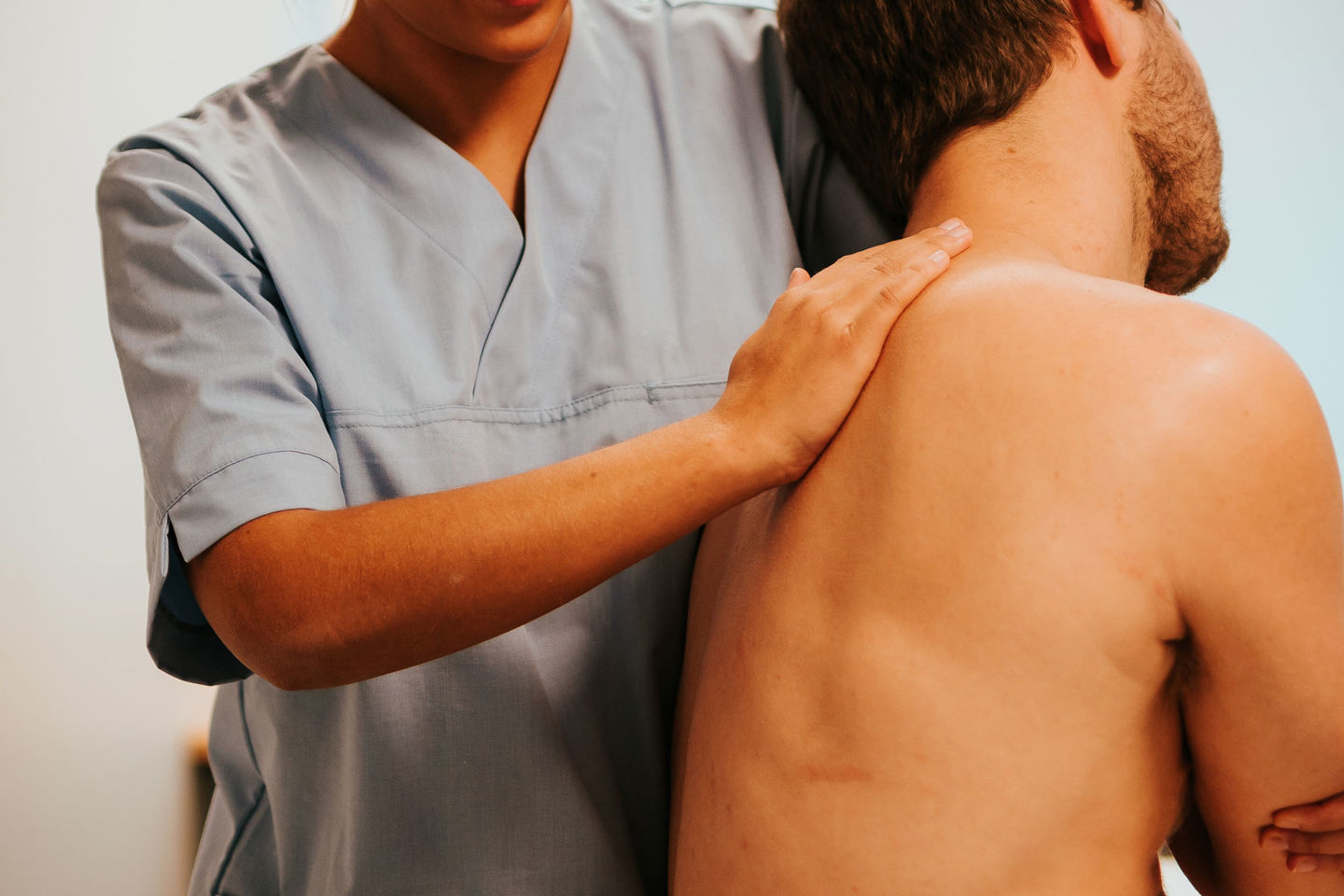En osteopati-student behandler en pasient på studentklinikken.