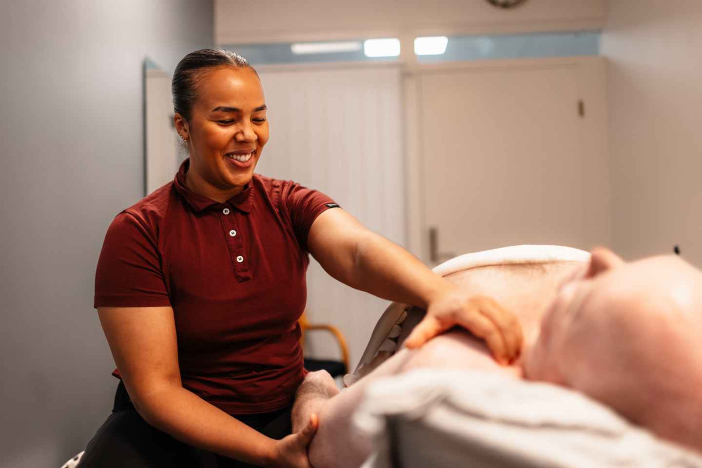 Osteopat behandler pasient.