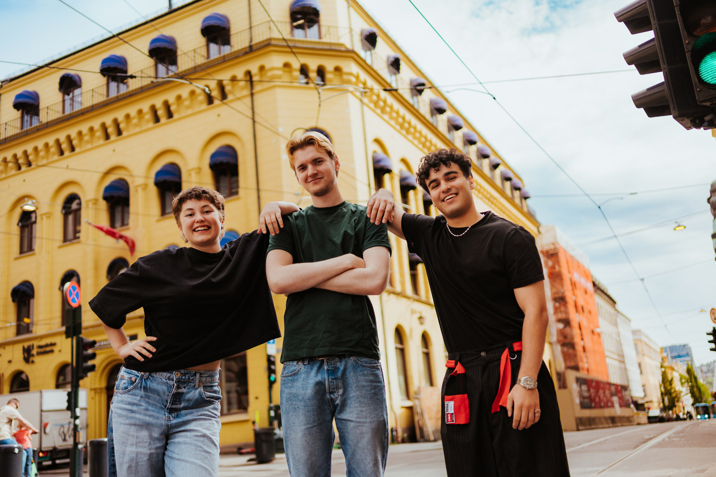 Tre studenter foran campusbygg i Kvadraturen, Oslo.