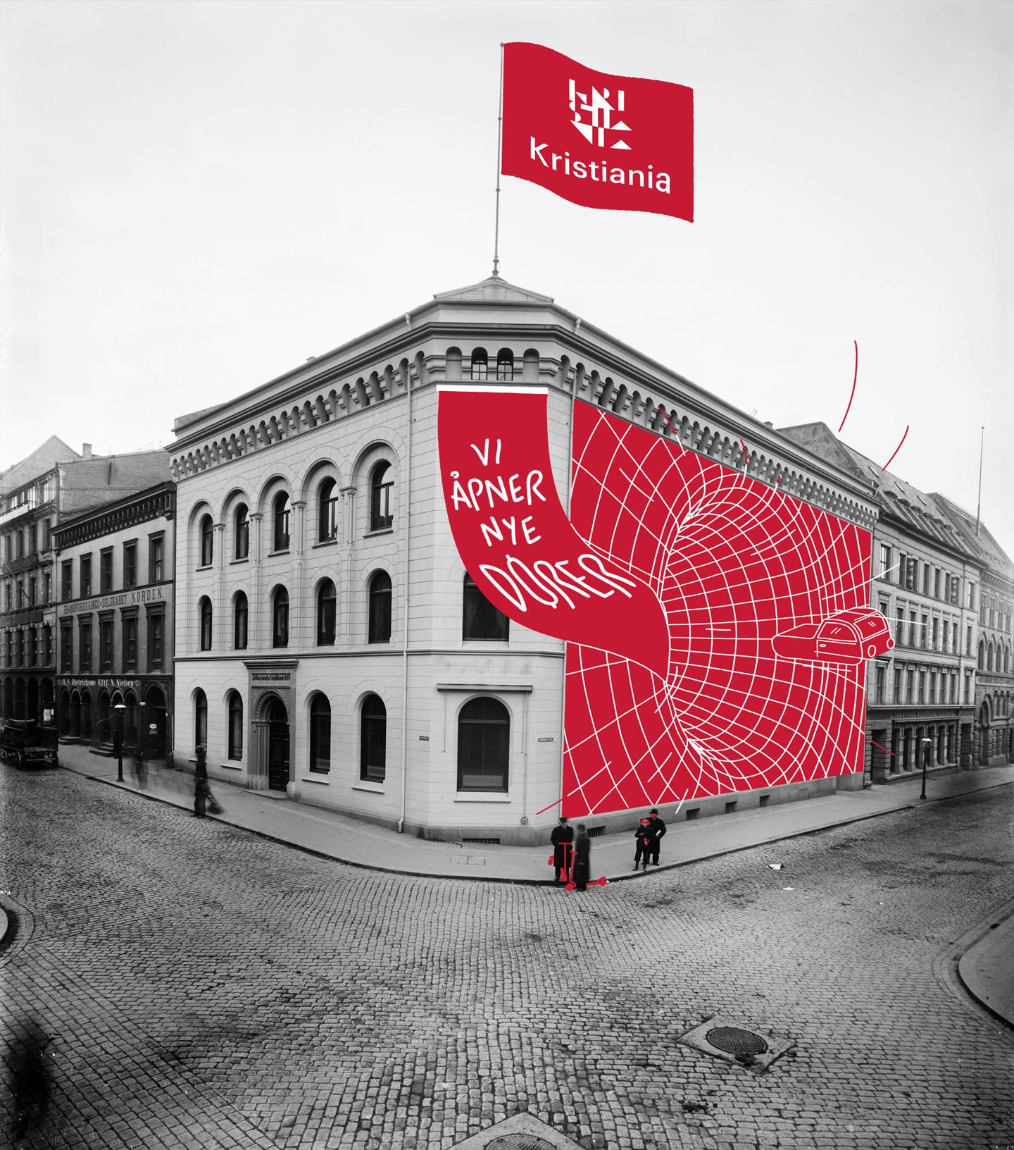 Gammelt foto av Kvadraturen, med et påtegnet banner med teksten "Vi åpner nye dører".