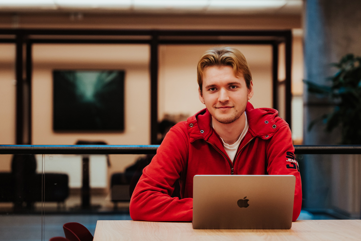 Bildelenke av student som søker studieplass.