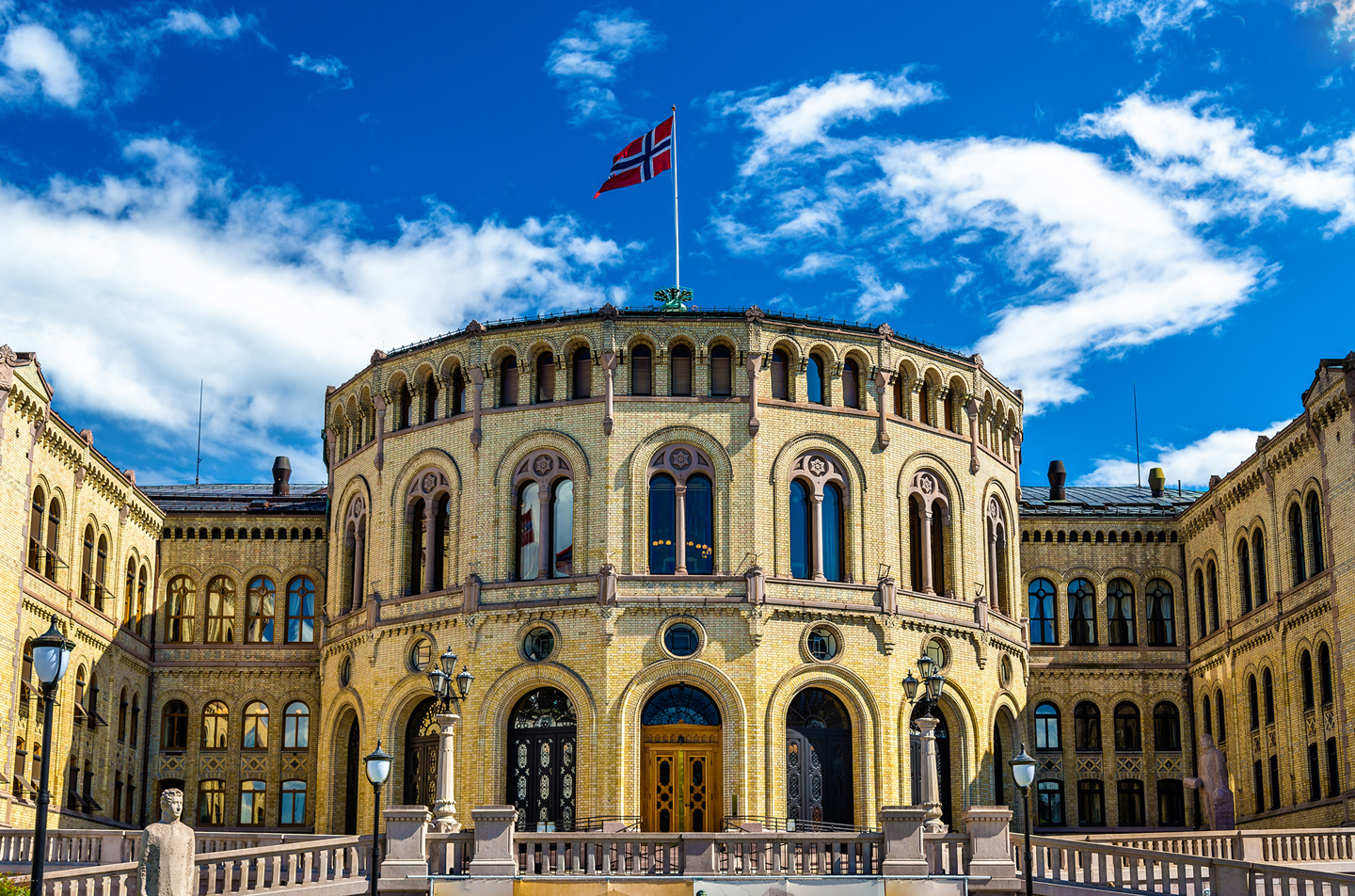 Bildelenke av Stortinget, leder til landingsside for valganalyse.