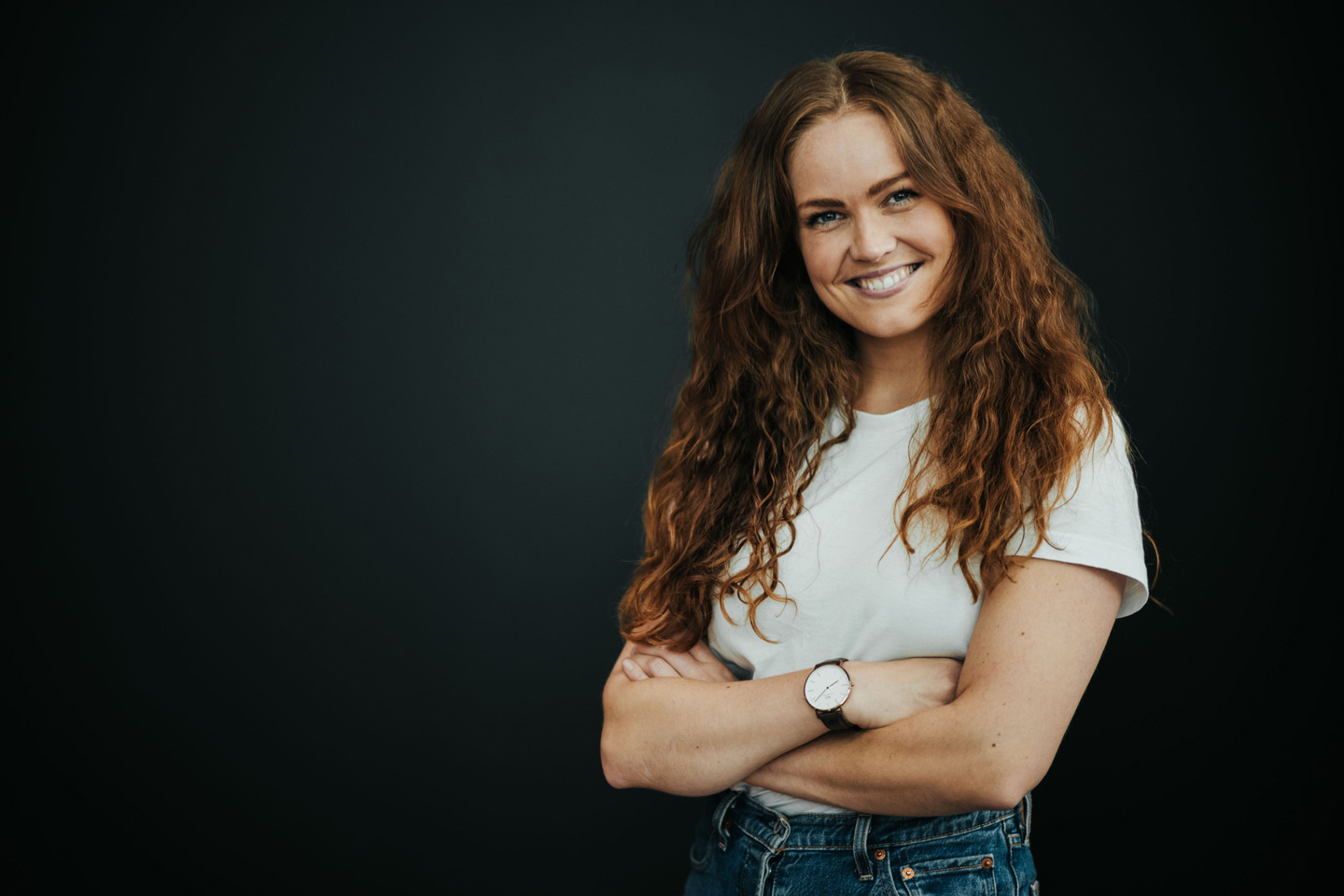 Bildelenke av nettstudent som smiler, leder til oversiktsside over nettstudier.