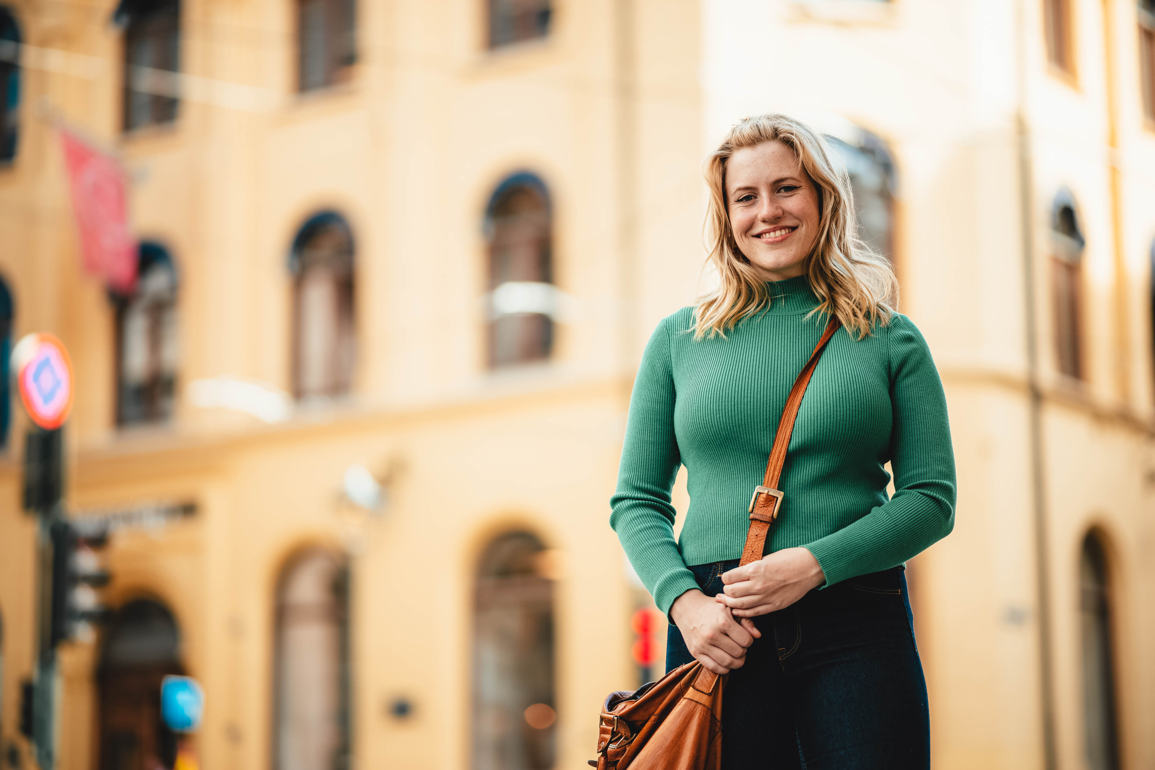 Bildelenke av student foran murbygg til artikkel om søknadsfrist.