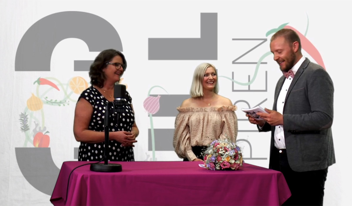 Gullspiren 2020 ble avholdt i en direktesendt sending på Twitch. Fra venstre: rektor ved Fagskolen Kristiania, Annelise Kiønig, student på Grafisk design, Mikaela Schiller og programleder Geir Arne Jacobsen.
