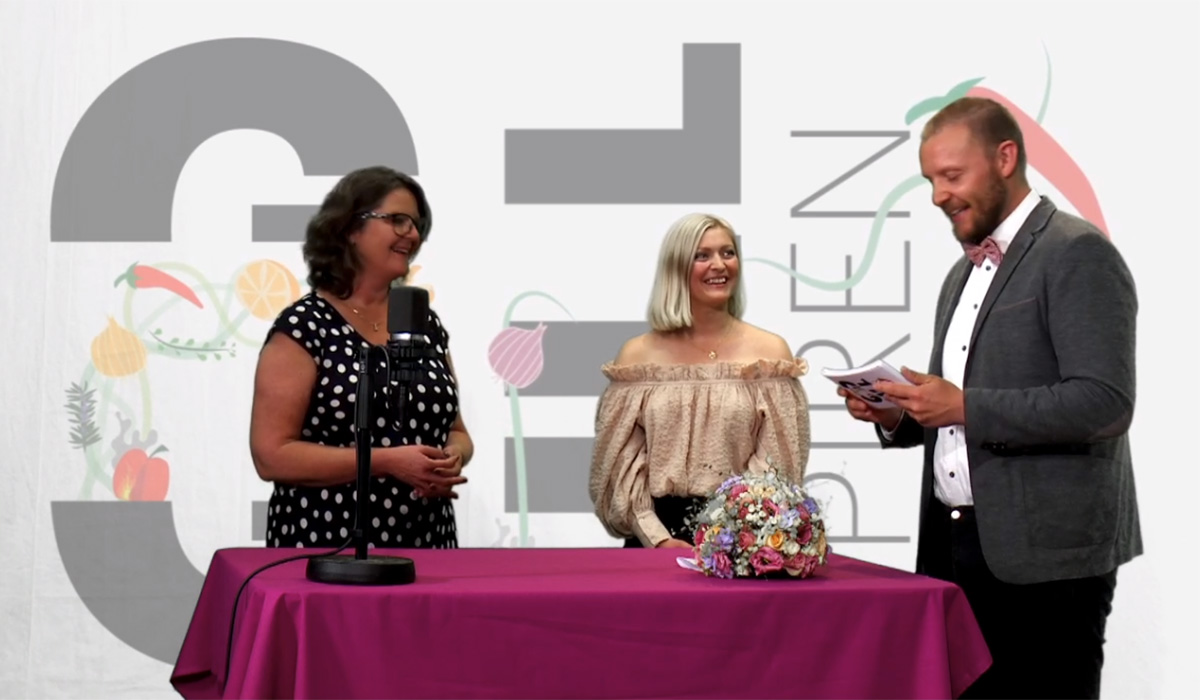 Gullspiren 2020 ble avholdt i en direktesendt sending på Twitch. Fra venstre: rektor ved Fagskolen Kristiania, Annelise Kiønig, student på Grafisk design, Mikaela Schiller og programleder Geir Arne Jacobsen.