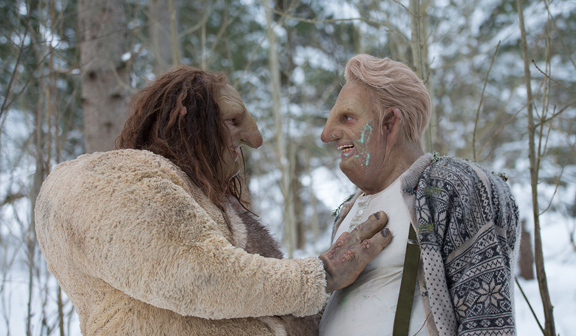 To troll ser på hverandre og smiler