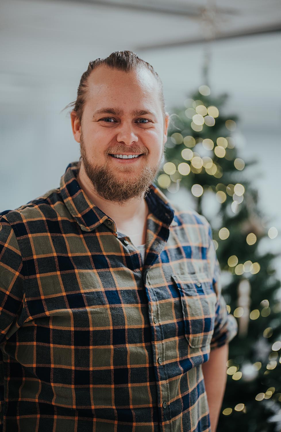 Foto av Øyvind Fjørtoft med et juletre i bakgrunnen